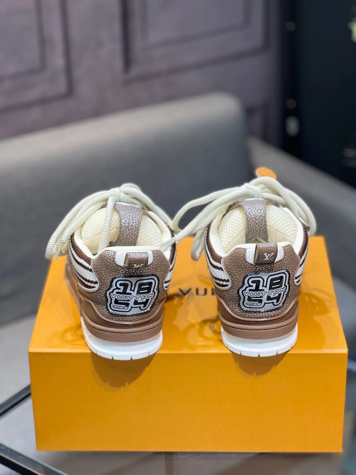 Men's men's shoes💰800 LV top version Jigglypuff new model Purchasing quality LV~Louis Vuitton LV TRAINER's best-looking sneakers, Donkey Brand strongly recommends new products, official website limited edition retro basketball sneakers! Both high-top and low-top models spent money to purchase 1:1 accurate reproductions of the originals. The details are invincible and full of sincerity. The imported custom-made original cowhide leather is the same as the original package. The details are 100% restored. The private model customizes the original one-piece TPU outsole. It is different from other brands. Without the original version, this effect cannot be achieved!                Men's and women's models 35-40 39-45 (46 is custom-made and cannot be returned or exchanged)